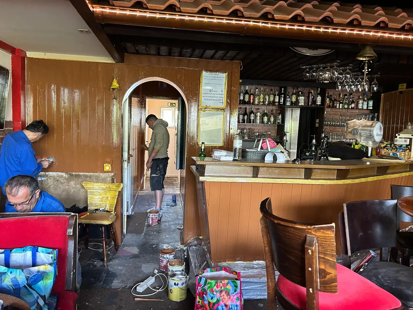 Der Tresen bekommt sein neues Holz