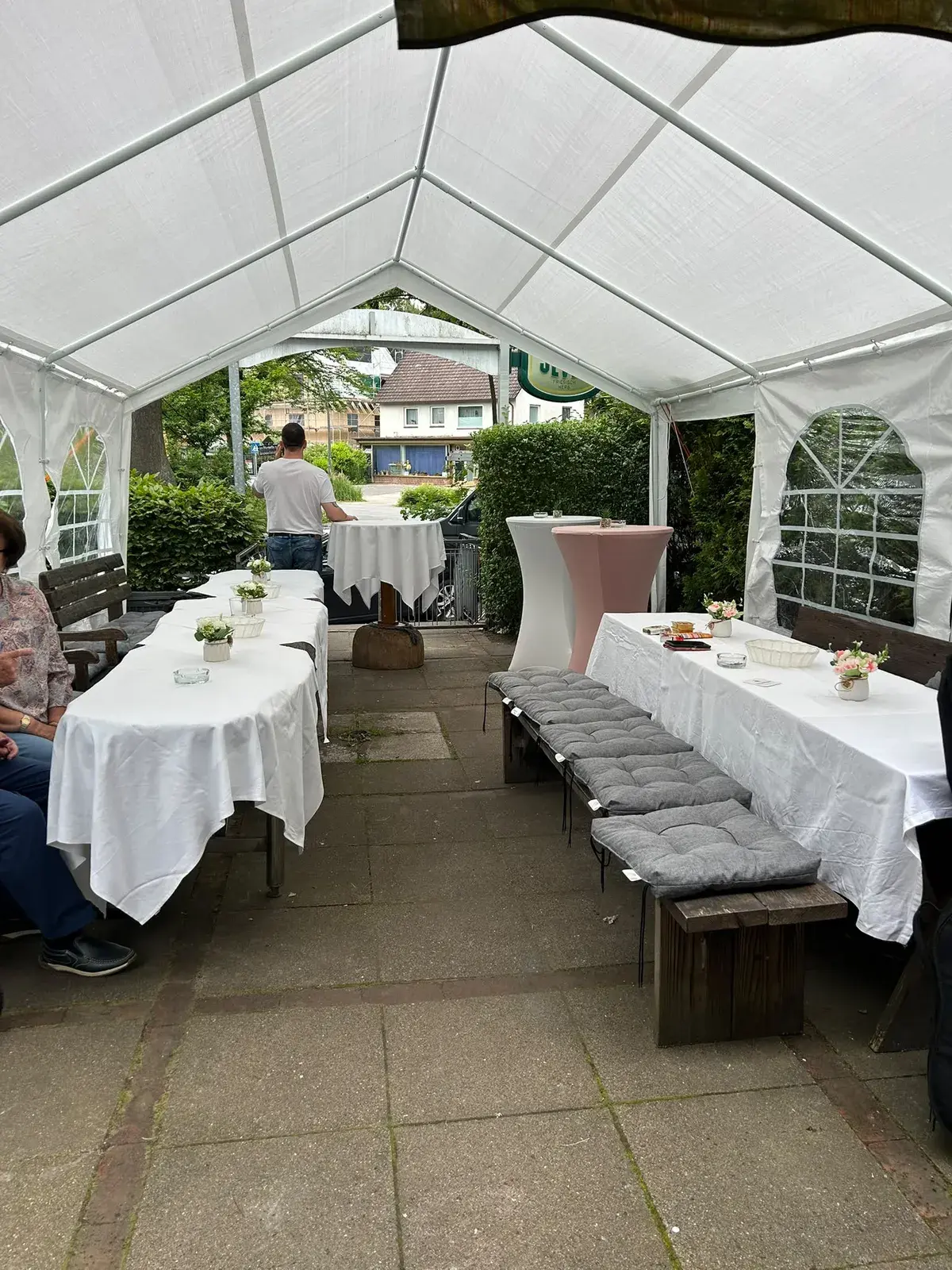 Private Feier im Zelt mit weiß eingedeckten Tischen